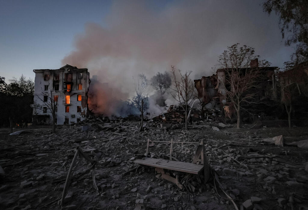 מכבי אש עובדים בין הריסות הבניינים מהתקיפה הרוסית בקרמטורסק