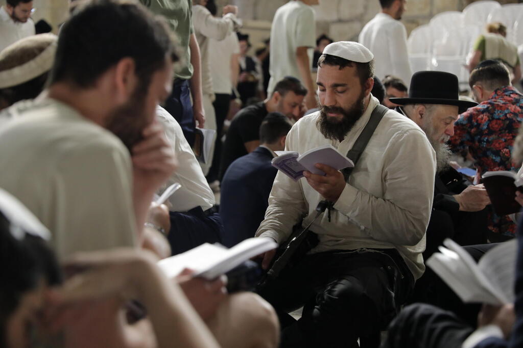 Photo: Alex Gambourg קינות ברחבת הכותל