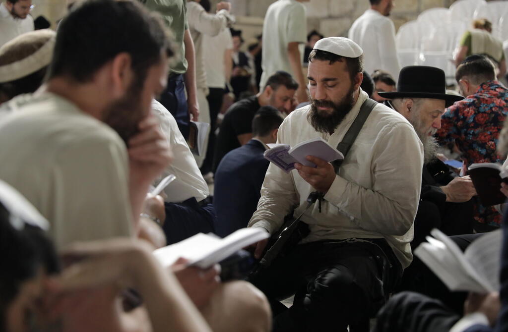 Reciting the Book of Lametations at the Western Wall on Tisha B'Av (Photo: Alex Gamburg) קינות ברחבת הכותל