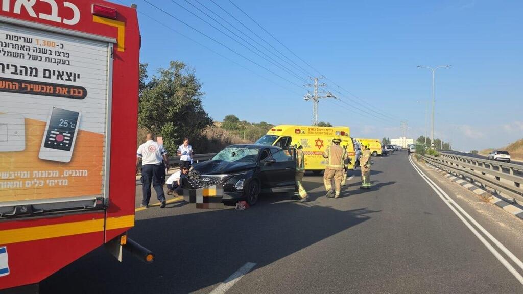 שלושה רוכבי אופניים נפגעו מרכב בכביש 611 סמוך לחריש