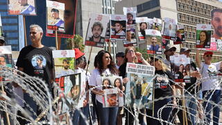 בניית מיצג בכיכר החטופים המייצג את חומרת מצבם של החטופים והחטופה בעזה