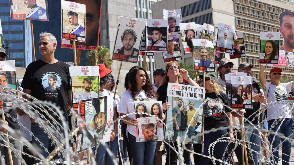 בניית מיצג בכיכר החטופים המייצג את חומרת מצבם של החטופים והחטופה בעזה