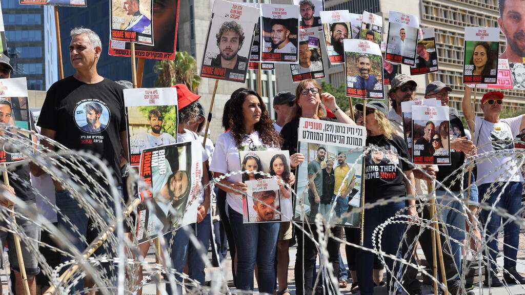 בניית מיצג בכיכר החטופים המייצג את חומרת מצבם של החטופים והחטופה בעזה