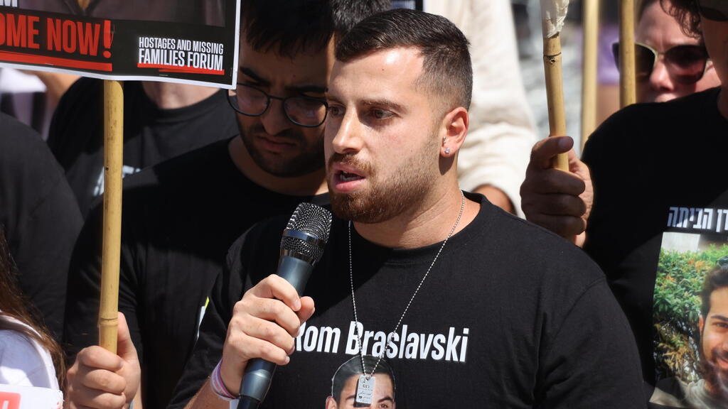 בניית מיצג בכיכר החטופים המייצג את חומרת מצבם של החטופים והחטופה בעזה