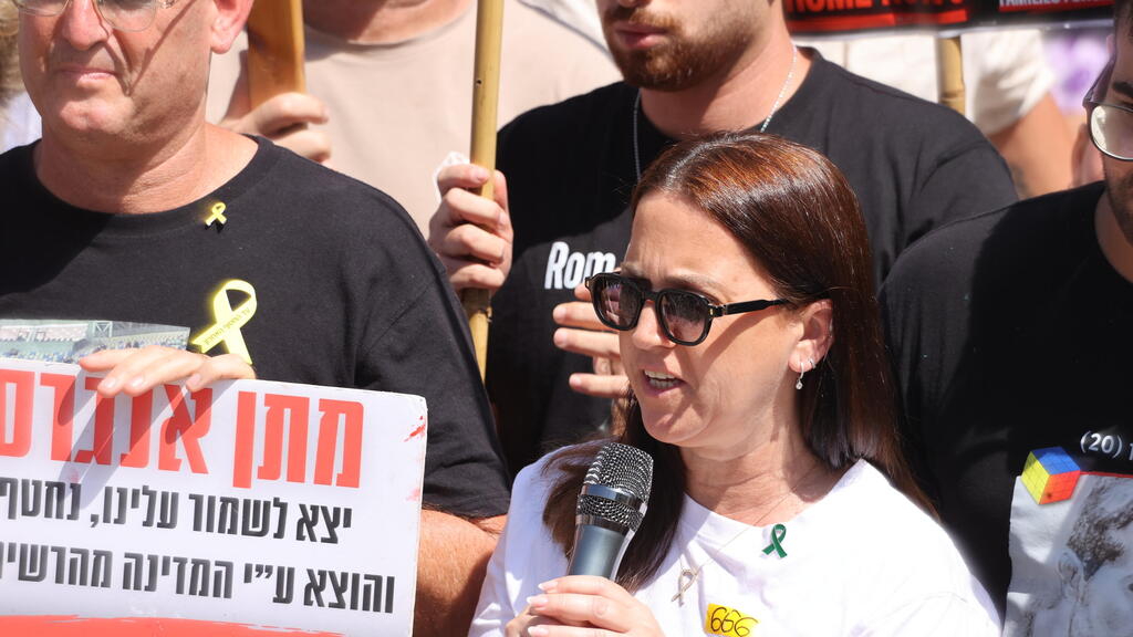 בניית מיצג בכיכר החטופים המייצג את חומרת מצבם של החטופים והחטופה בעזה