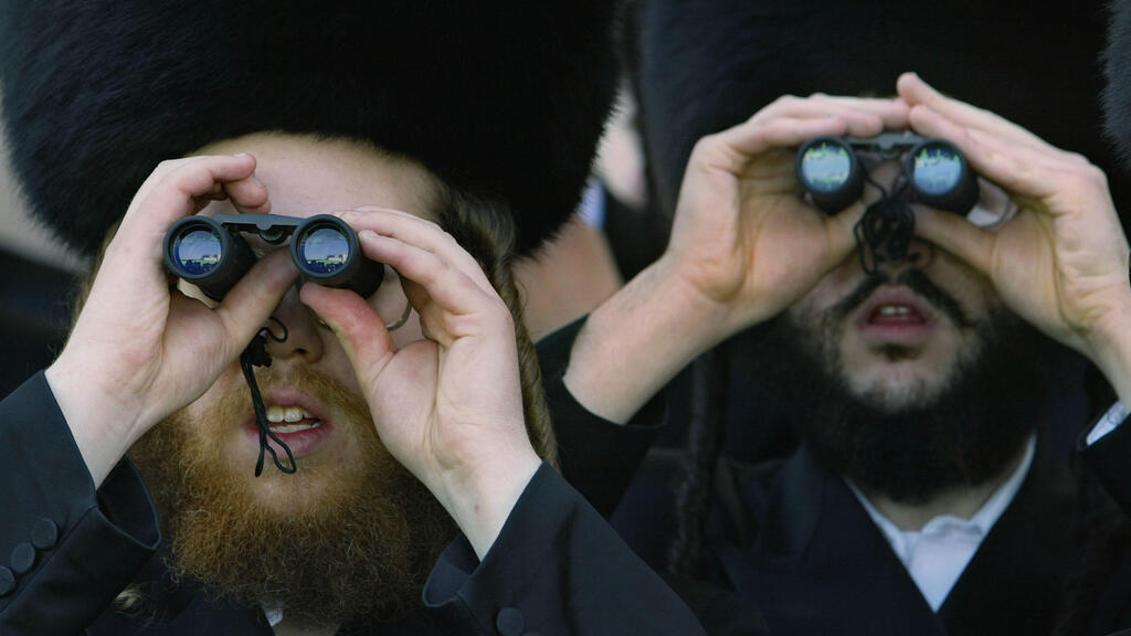 חסידי גור צופים בחתונת דוד אלתר, בנו של האדמו"ר מגור, ב-2004. ארכיון