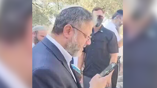  איתמר בן גביר בתפילת שחרית על הר הבית