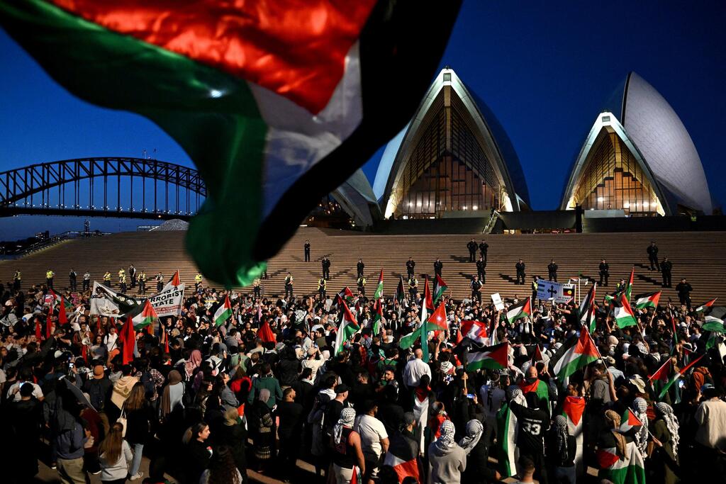 Hundreds, together with Julian Assange, at pro-Palestinian march in Sydney