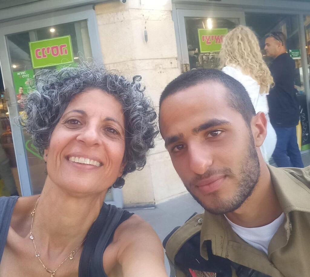 Nimrod Cohen and his mother, Vicky (Photo: Courtesy of the family) נמרוד כהן ואימו ויקי