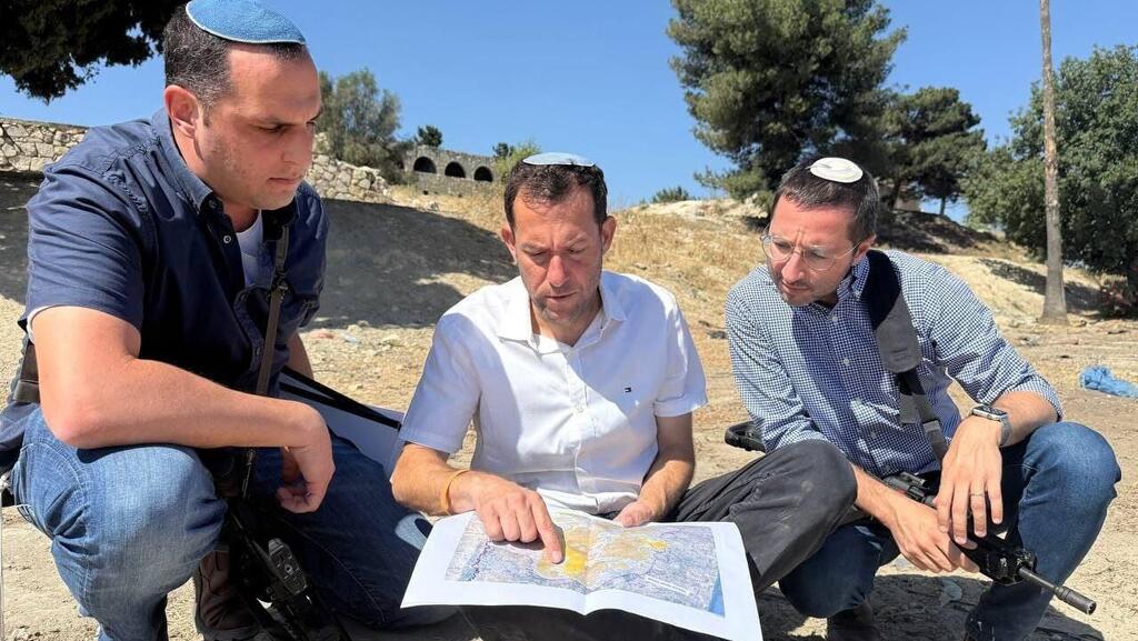 יוסי דגן ראש מועצת שומרון בישיבת עבודה על הקמת שא-נור מחדש