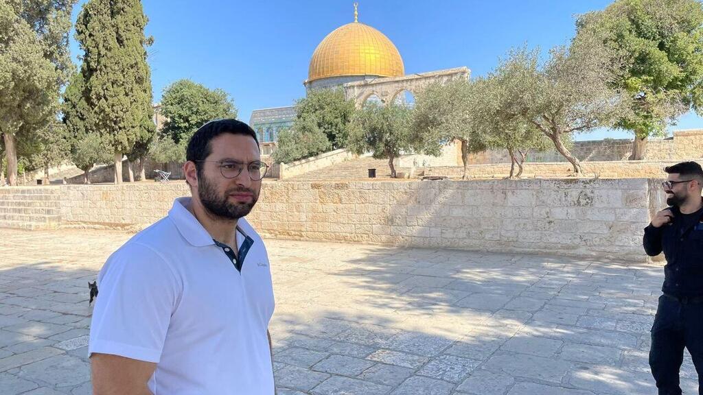 השר יצחק וסרלאוף מתפלל בהר הבית
