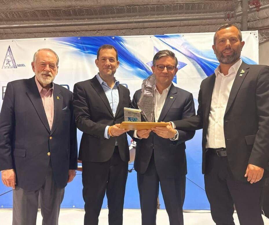 יו"ר בית הנבחרים של ארה״ב מייק ג'ונסון בביקור בשומרון ביחד עם השגריר מייק האקבי וחברי מועצת יש"ע