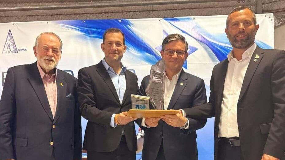 US House Speaker Mike Johnson (second from right) visits the West Bank with US Ambassador Mike Huckabee (left) and members of the Yesha Council (Photo: Yesha Council) יו"ר בית הנבחרים של ארה״ב מייק ג'ונסון בביקור בשומרון ביחד עם השגריר מייק האקבי וחברי מועצת יש"ע