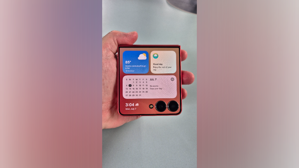 Samsung Galaxy Z Flip 7 (Photo: Israel Wullman) סמסונג גלקסי Z פליפ 7