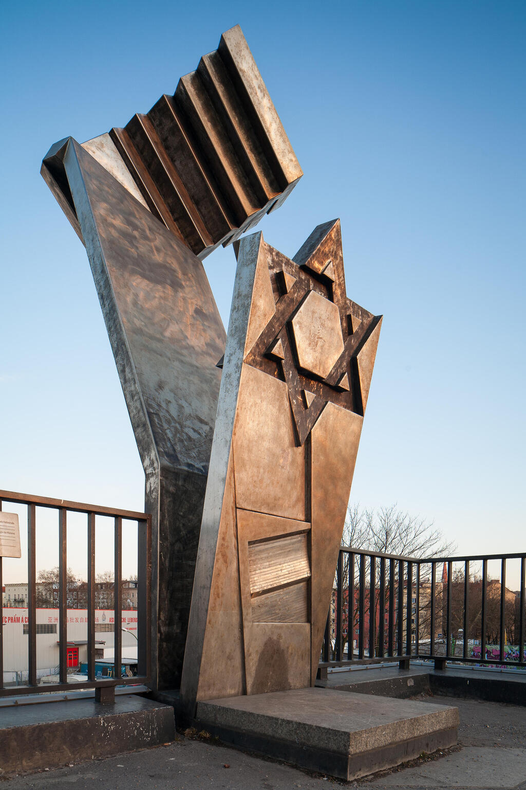 Archival: Holocaust memorial at Putlitz Bridge, Berlin (Photo: ChristianSchd, Wikipedia - CC-BY-SA-3.0) האנדרטה בברלין. ארכיון