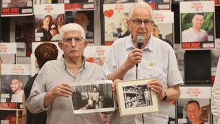 נפתלי פירסט מציג את תמונתו מאושוויץ, לצד תמונתו של אביתר דוד מהשבי