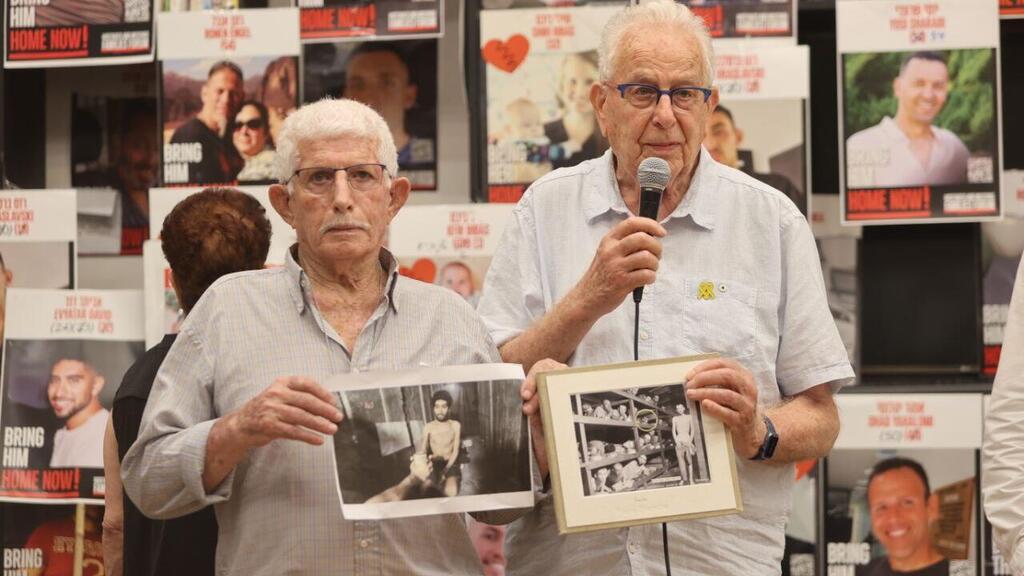 נפתלי פירסט מציג את תמונתו מאושוויץ, לצד תמונתו של אביתר דוד מהשבי