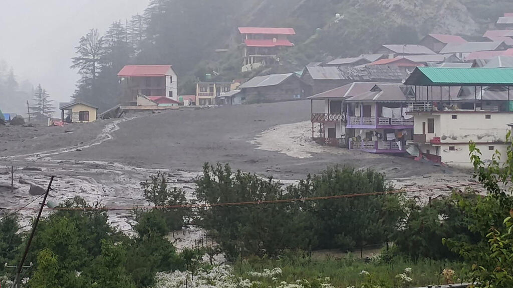 שיטפון שסחף בתים בכפר דהראלי ב הימלאיה ב הודו במדינת המחוז אוטראקהאנד