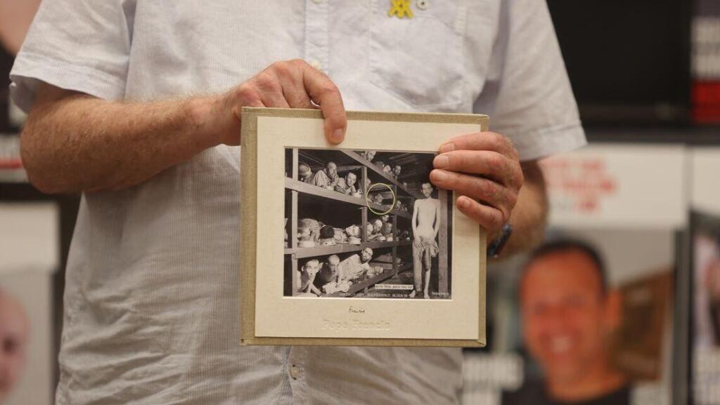 נפתלי פירסט מציג את תמונתו מאושוויץ, לצד תמונתו של אביתר דוד מהשבי