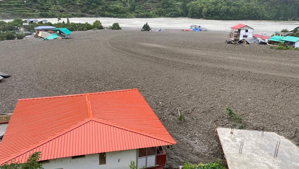 שיטפון שסחף בתים בכפר דהראלי ב הימלאיה ב הודו במדינת המחוז אוטראקהאנד