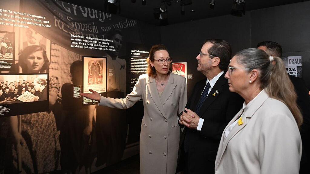 הנשיא הרצוג ורעייתו מיכל בין המוצגים