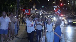 מפגינים חוסמים את איילון