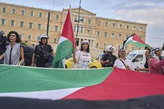 מפגינים פרו-פלסטיניים מחוץ לפרלמנט באתונה, לפני כשבוע