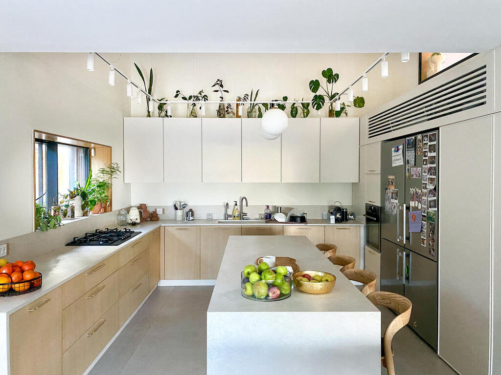 Above the cabinets in Limor’s kitchen, plant styling (Photo: Rinat Tal) מעל הארונות במטבח של לימור, צמחיה: רינת טל, אדריכלות ועיצוב: Freespace Architecture