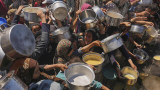 עזתים נאבקים לקבל סיוע הומניטרי