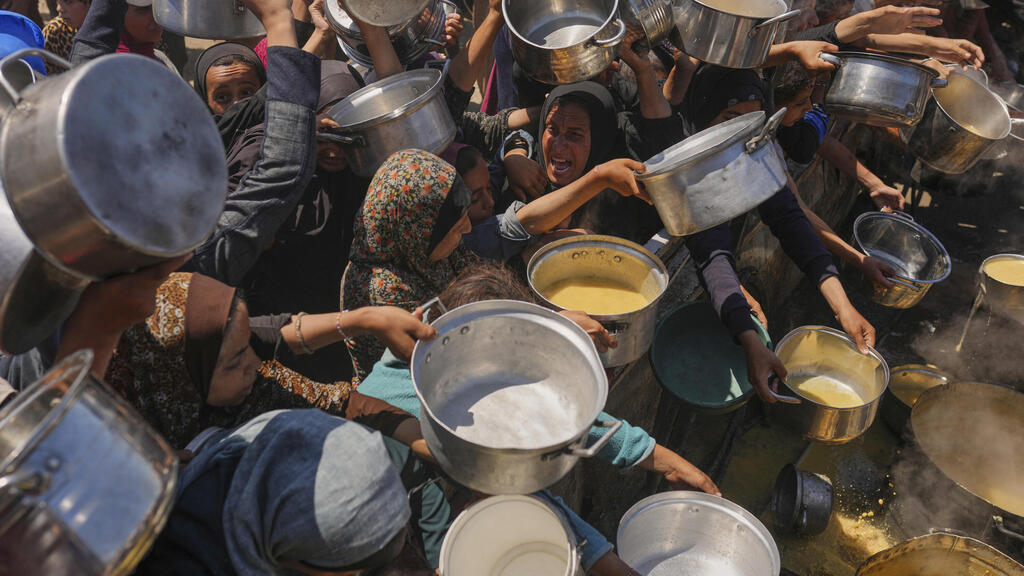 עזתים נאבקים לקבל סיוע הומניטרי