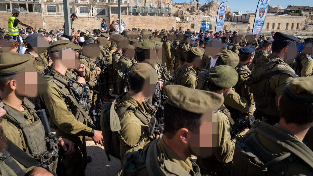 Ceremony at the Western Wall (Photo: Shalev Shalom ) סיום מסע הכומתה הראשון של היחידה החרדית "החשמונאים", בכותל המערבי