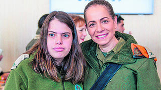 תא"ל לירון דונל עם בתה דרור, שסובלת משיתוק מוחין והתנדבה לצה"ל