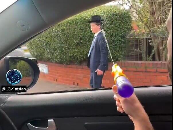 ירי ברובה מים על יהודים חרדים במנצ'סטר