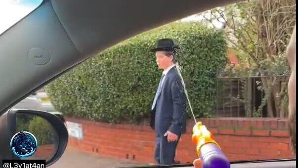 ירי ברובה מים על יהודים חרדים במנצ'סטר