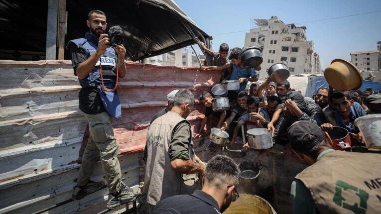 Images published by Germany's Bild newspaper showing Hamas efforts to stage photographs depicting starvation in Gaza (Photo: Anadolu Agency/IMAGO, via Bild) מתוך עיתון "בילד": ניסיונות התעמולה של חמאס להציג בתמונות לעולם הרעבה ברצועה