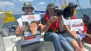 חגי אנגרסט, אלה חיימי ואורי קוניו במשט לעבר גבול רצועת עזה