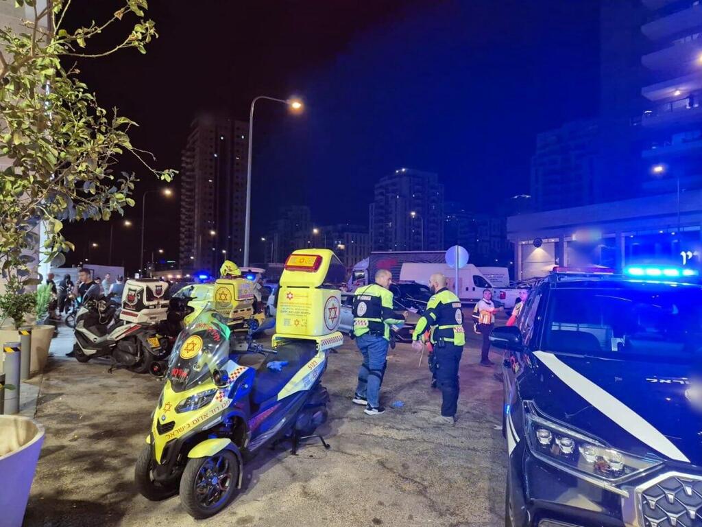 На месте происшествия в Ришон ле-Ционе (Фото: МАДА) שני פצועים מאירוע אלימות בראשון לציון