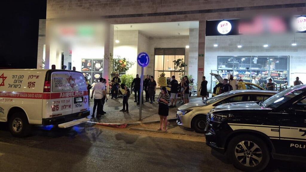 На месте происшествия в Ришон ле-Ционе (Фото: МАДА) שני פצועים מאירוע אלימות בראשון לציון
