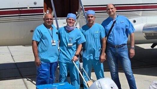 מימין לשמאל: ד"ר יורי פייסחוביץ מנהל המחלקה לניתוחי חזה, סניאן אל חאג', מפעיל מכונת לב ריאות, ד"ר בן בן אברהם מנהל השירות לאי ספיקת לב במערך הקרדיולוגי ומ'גדי כבהה, אח חדר ניתוח בבית החולים בילינסון