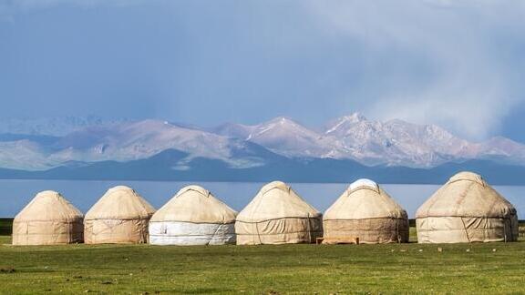 מחנה יורטים מסורתי ברמת אגם סונג קול 