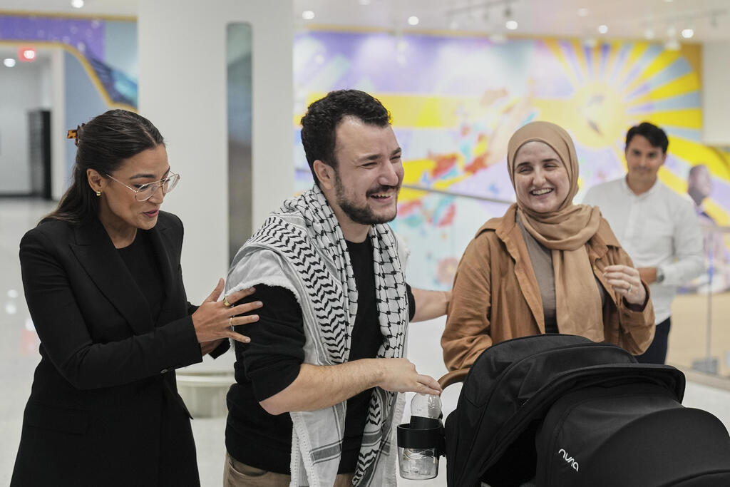 מחמוד חליל וחברת הקונגרס אלכסנדריה אוקסיו קורטז בעת שחרורו