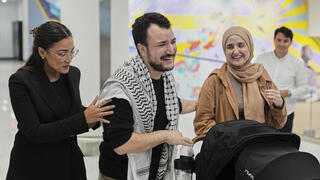 מחמוד חליל וחברת הקונגרס אלכסנדריה אוקסיו קורטז בעת שחרורו