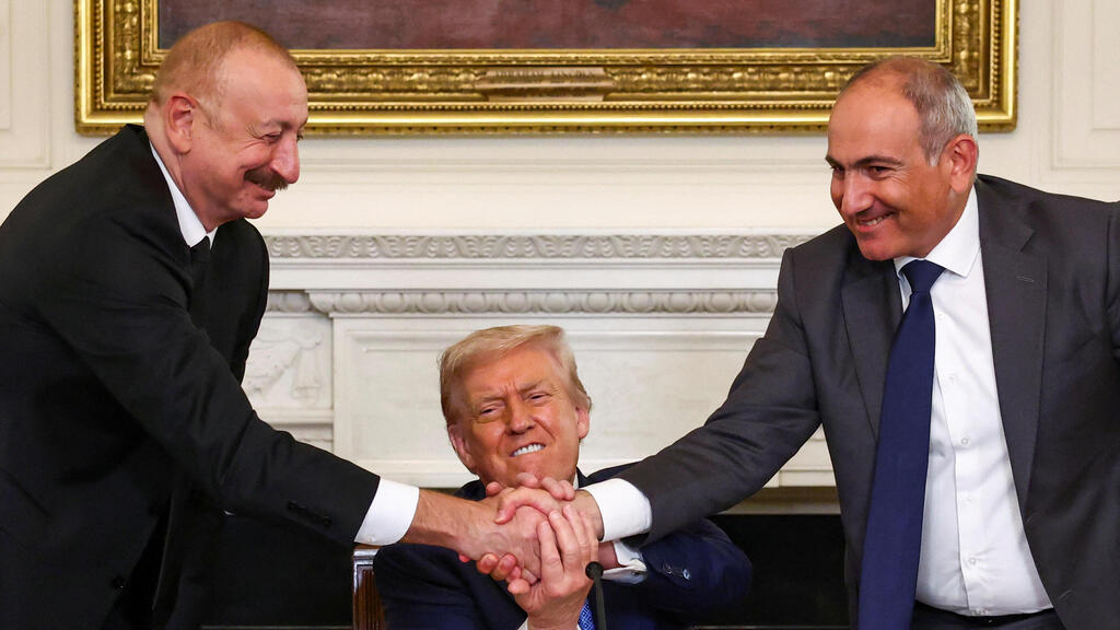US President Donald Trump meets with Azerbaijani President Ilham Aliyev and Armenian Prime Minister Nikol Pashinyan (Photo: REUTERS/Kevin Lamarque) נשיא ארה"ב בפגישה עם נשיא אזרבייג'ן וראש ממשלת ארמניה