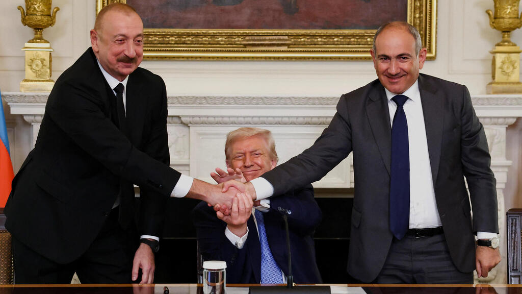 Trump alongside the leaders of Armenia and Azerbaijan (Photo: REUTERS/Kevin Lamarque) נשיא ארה"ב בפגישה עם נשיא אזרבייג'ן וראש ממשלת ארמניה