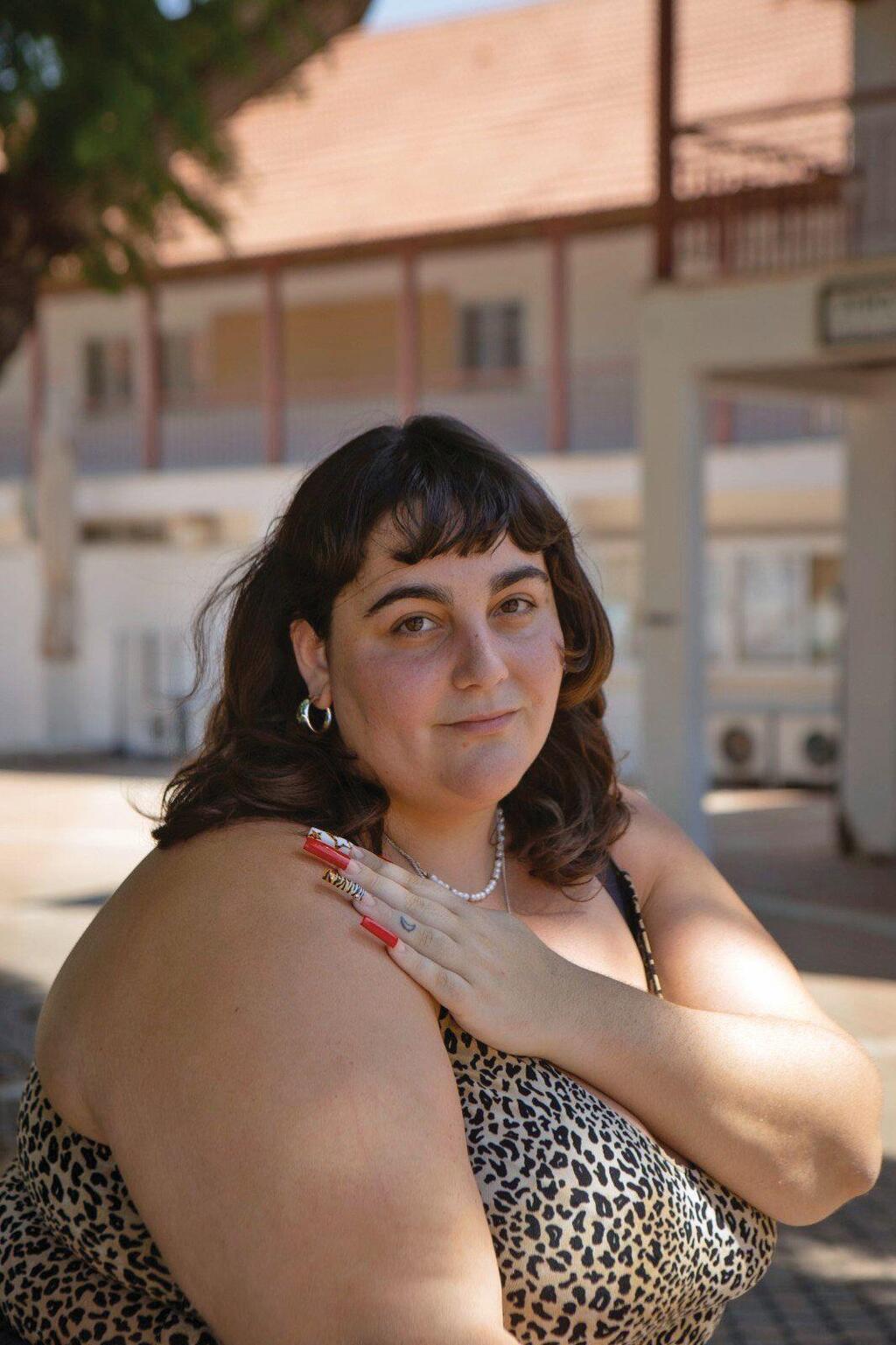 נעה נטע מואטי . "אני אוהבת את הגוף שלי ואני גם משדרת את זה"