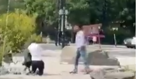 התוקף מימין ליד היהודי ובתו