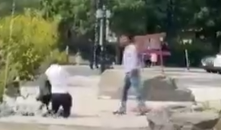 התוקף מימין ליד היהודי ובתו