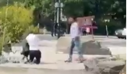 התוקף מימין ליד היהודי ובתו