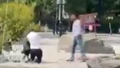 התוקף מימין ליד היהודי ובתו