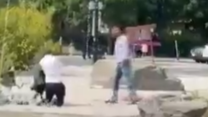 התוקף מימין ליד היהודי ובתו